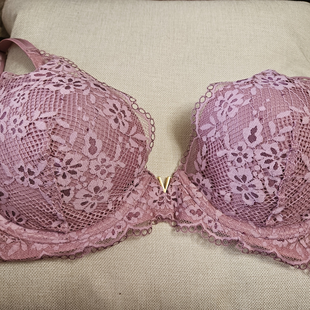 Elegant Lace Underwire Bra in Pink
